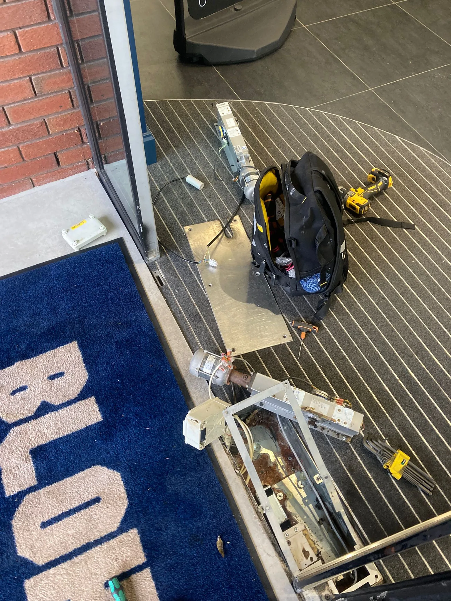 commercial aluminium door repair photo