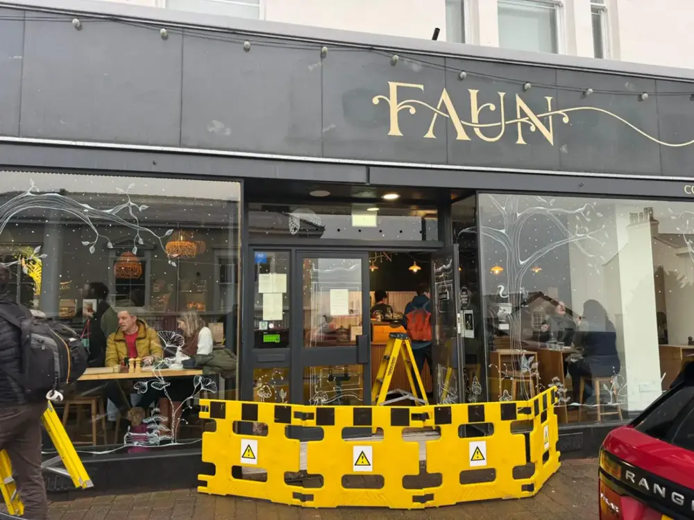 Faun, Malvern — <div class="projSlider-overlay">
              <span class="projGrid-tag">Faun, Malvern</span>
              <h3 class="projGrid-name">Emergency Restaurant Door Repair</h3>